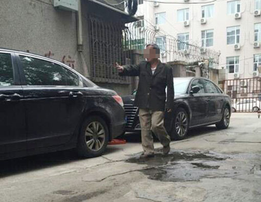 停车黄牛占公共车位高价转租 月收入竟上万元