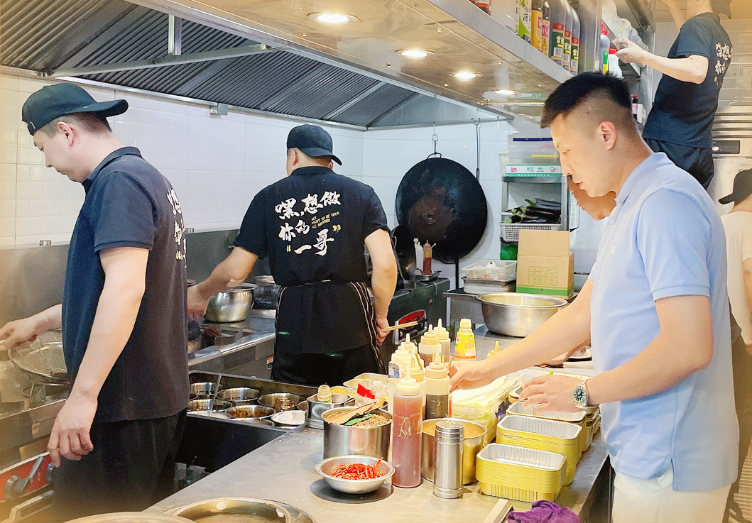 90后济南暖男帮助乞讨老人获点赞