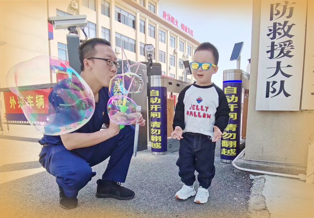 一位消防员的父亲节心声:“我是不称职的父亲”