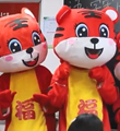 副校长带老师扮老虎给高考生解压