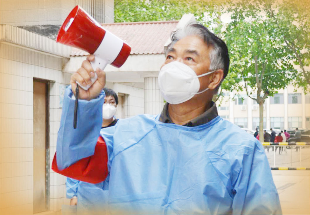 69岁的他冲在抗疫一线