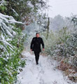 乡村医生冒雪徒步为独居老人送药