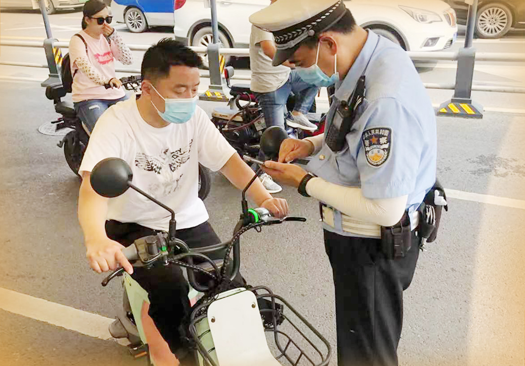 骑电动车不戴头盔将被查纠