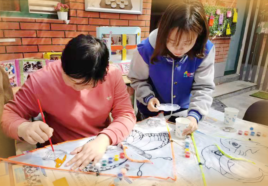 尘埃里开出一朵向阳花 失智女孩做社工找到自己的春天