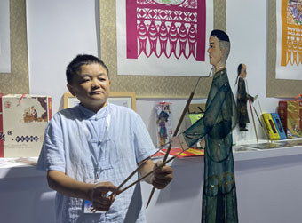 叙尽天下事 他用皮影演绎人生