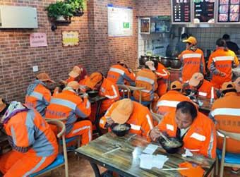 请环卫工们免费吃早饭