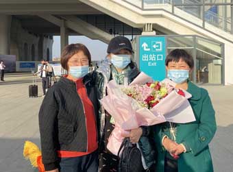 相认时为亲人带去记忆中的美食