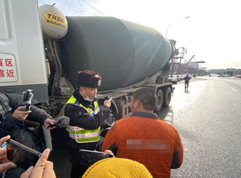 大货车右转不让行,首张罚单来了