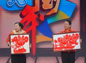 再现冰雪魅力 姐妹花剪纸生花