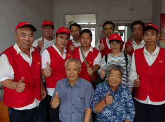 这群热心的哥多年免费接送老人就医