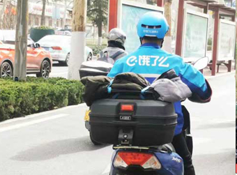 “我有两个听障女儿”