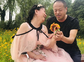 不离不弃,丈夫照顾病妻21年