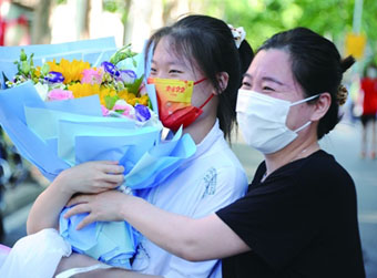 鲜花、蛋糕、祝福标语……高考收官 这些温情瞬间最动人