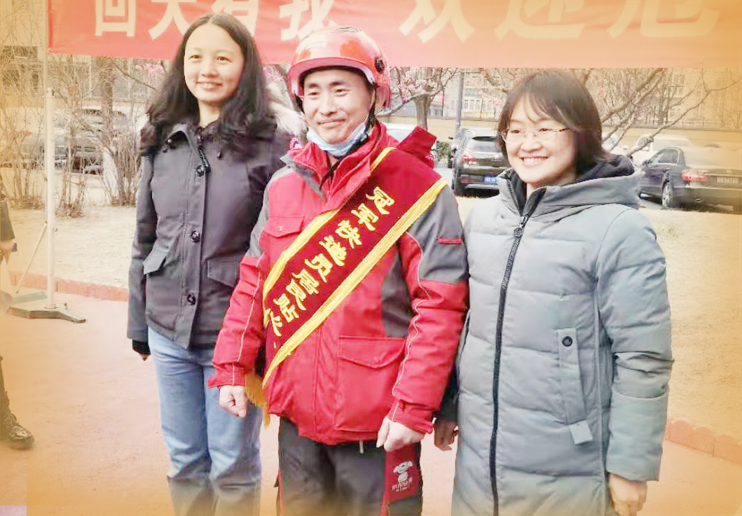 山东快递小哥辞职获挽留 北京业主办仪式迎接返岗