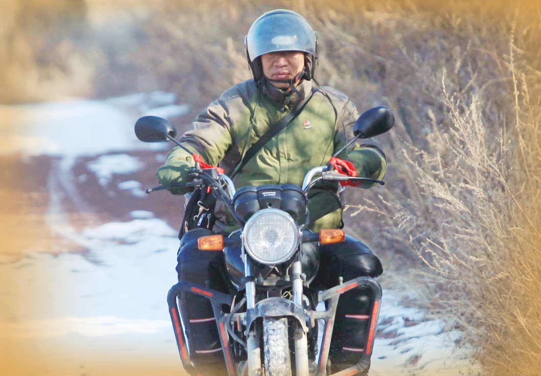 摩托车上的第一书记仍在路上