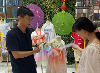 博士返乡开“夫妻店”卖汉服