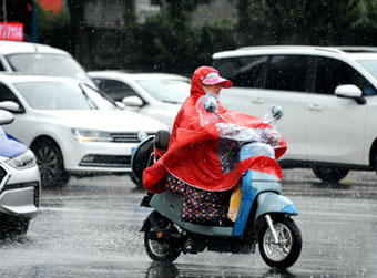 雷雨玩“快闪”,闷热仍“盘踞”