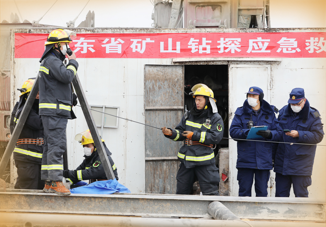 救援通道10号钻孔开钻 被困矿工喝上“腊八粥”