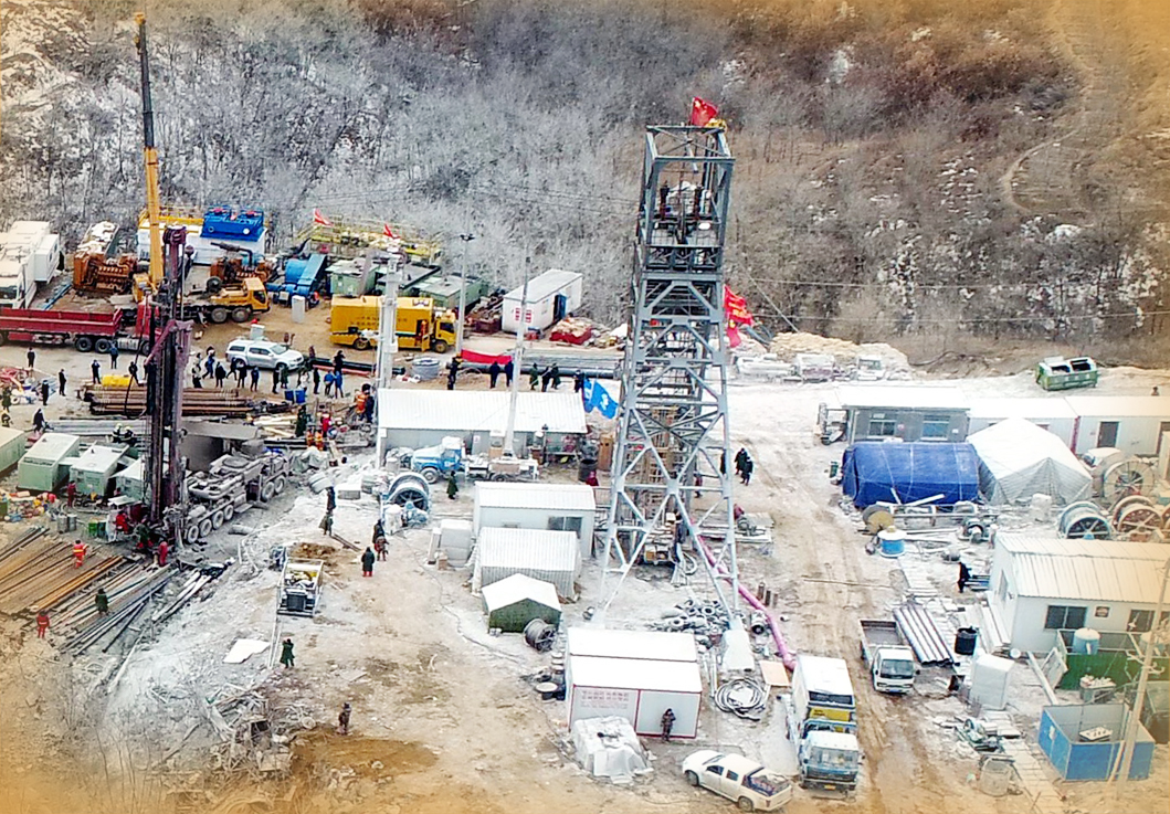 5中段被困矿工顺利转场4号钻孔处