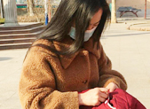 莱芜女教师冬日给学生修补棉衣