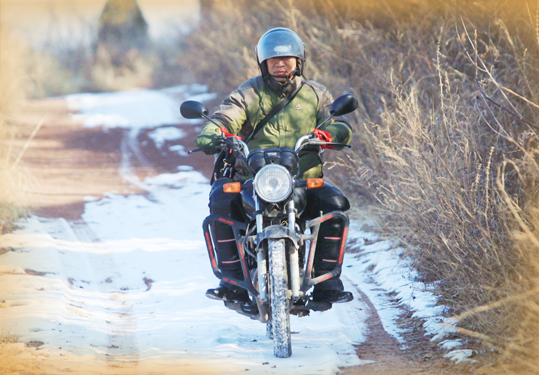 摩托车上的“第一书记”