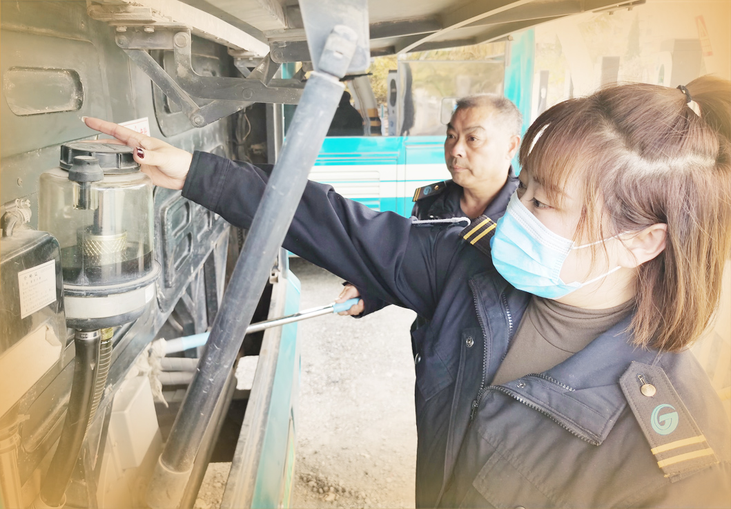 “非常父女档”撑起一条公交线