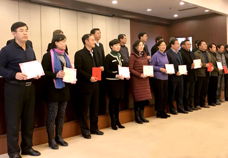 昨日,济南市槐荫区110名中小学校长首摘“官帽”,从“