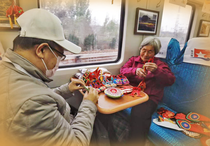 坐着“网红慢火车”赶大集