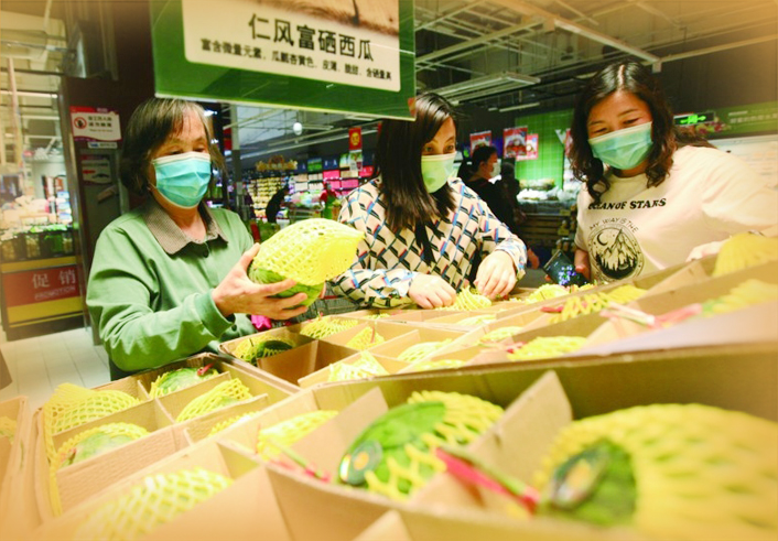 本报携手爱心企业 仁风西瓜进店销售