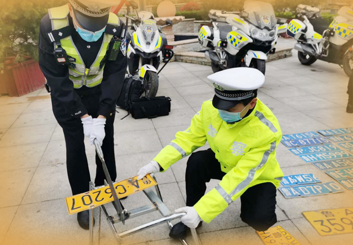 交警当街“铡”百余副假车牌