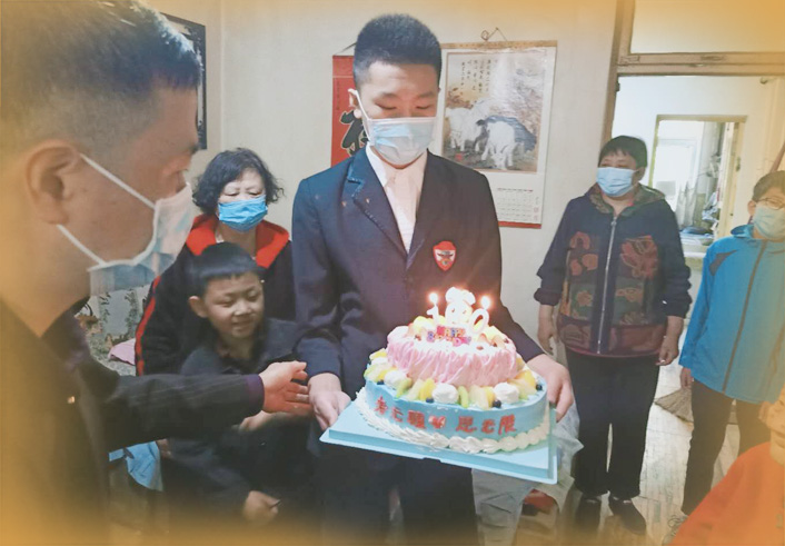 孤寡老人过百岁生日