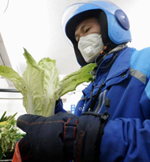 疫情催生“宅经济”配送小哥日行百里送菜