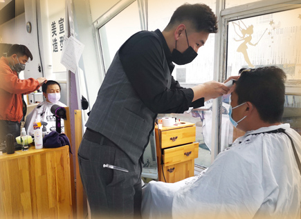 不扎堆!进店理发一客一消毒