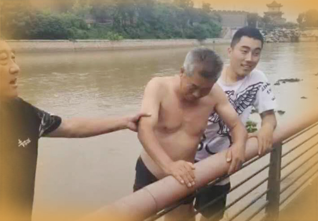 路遇孩童落水,68岁退休民警跳河营救