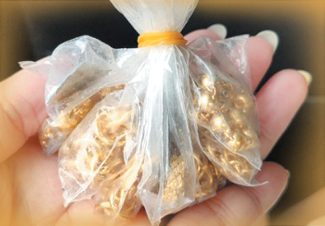 烈日炎炎 9吨垃圾中这些环卫工帮市民寻回金饰