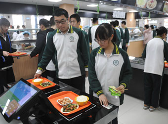 中小学生在校集中就餐人数达682万