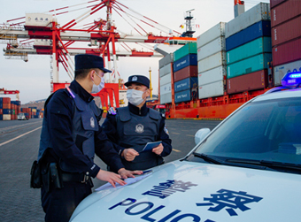 国门“夫妻档”疫线“海空情”