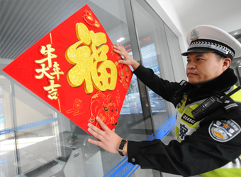 万家灯火除夕夜有他护航