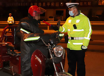 济南严查“摩电”交通违法行为