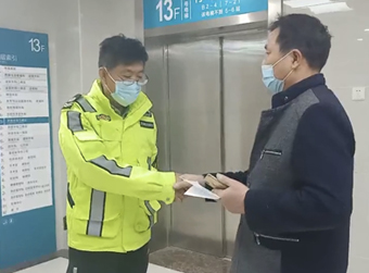 老人被撞伤说不清家在哪 志愿者接力网上帮她寻亲