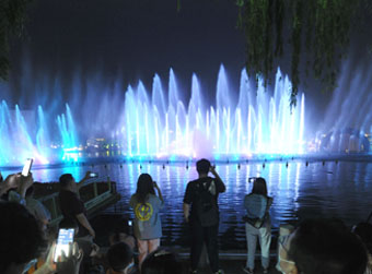 “明湖秀”、第一泉夜航今日售票