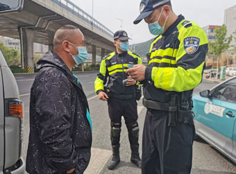 济南交警查处不系安全带行为首日 一小时处罚15起,不少乘客称“很意外”