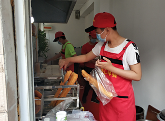 爱心早餐店开门迎客 凯凯的心愿终于实现