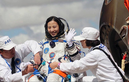 点击  |     2013年6月26日,神舟十号载人飞船圆满完成任务平安返回