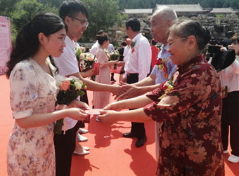 金婚夫妇见证,111对新人喜结连理