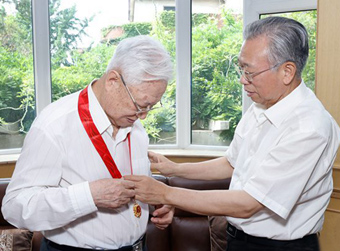 刘家义李干杰走访慰问正省级老同志