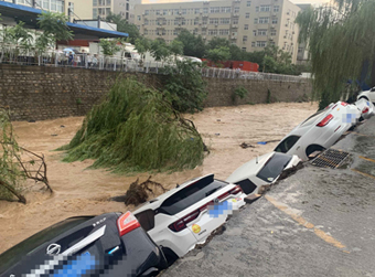 防洪堤塌陷,近十辆车坠落