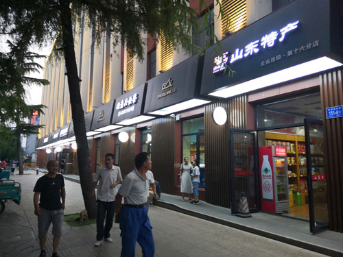 齐刷刷都是黑底白字或黄字的统一广告牌记者周里摄