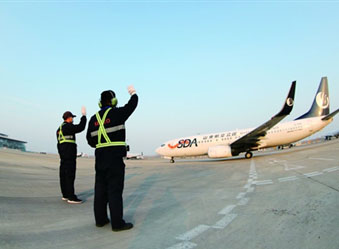 分秒必争,13架包机运送千人上“前线”