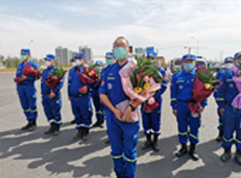 “告别不屈之城,与久别的家人重逢”